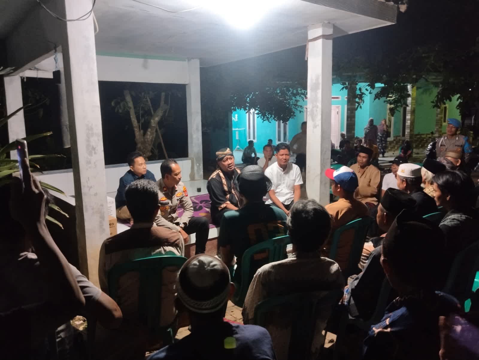 Kapolres Serang Ngobrol Bareng Warga di Pos Ronda, Narkoba dan Perjudian Jadi Pembahasan