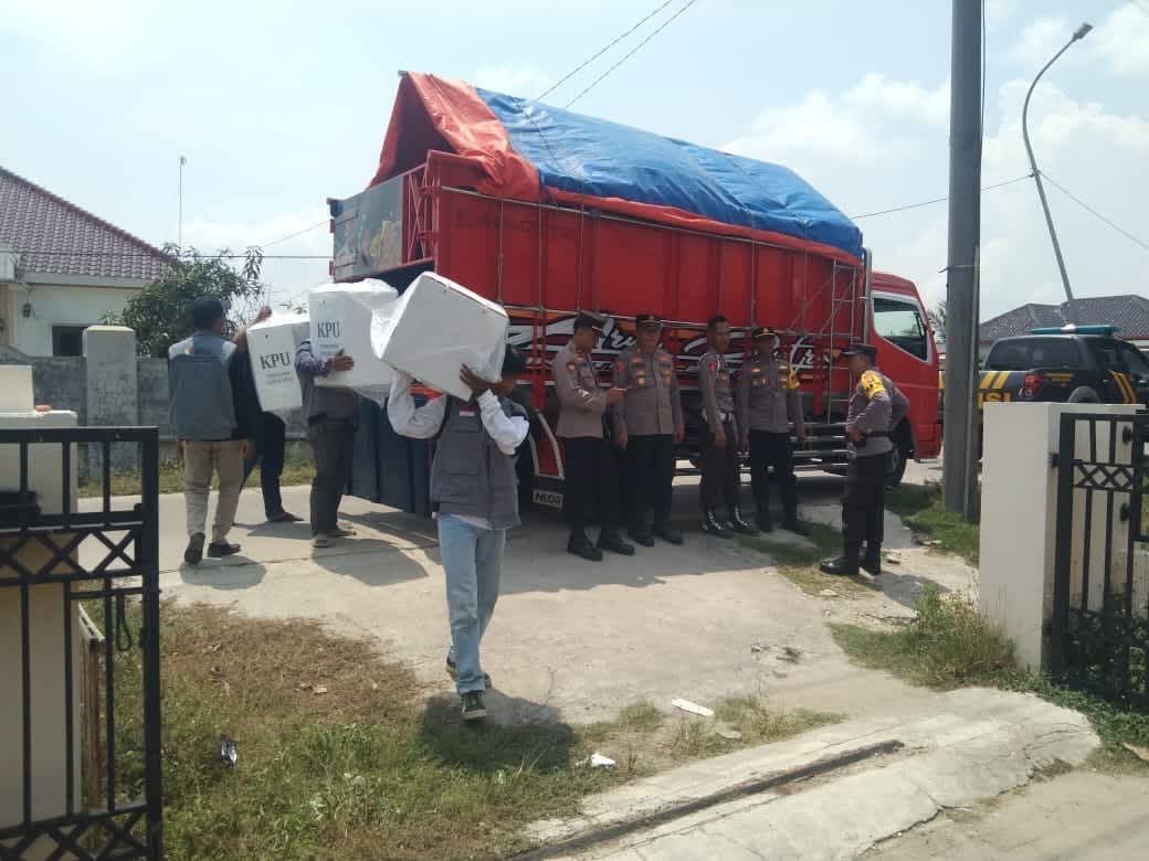 Polres Serang Lakukan Pengawalan dan Pengamanan Logistik Pilkada 2024