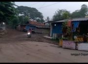 Warga Keluhkan Jalan Raya Parigi – Sukamanah Becek dan Licin Akibat Armada Dump Truck Galian Tanah