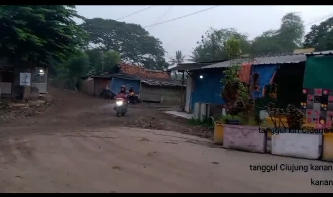 Warga Keluhkan Jalan Raya Parigi - Sukamanah Becek dan Licin Akibat Armada Dump Truck Galian Tanah