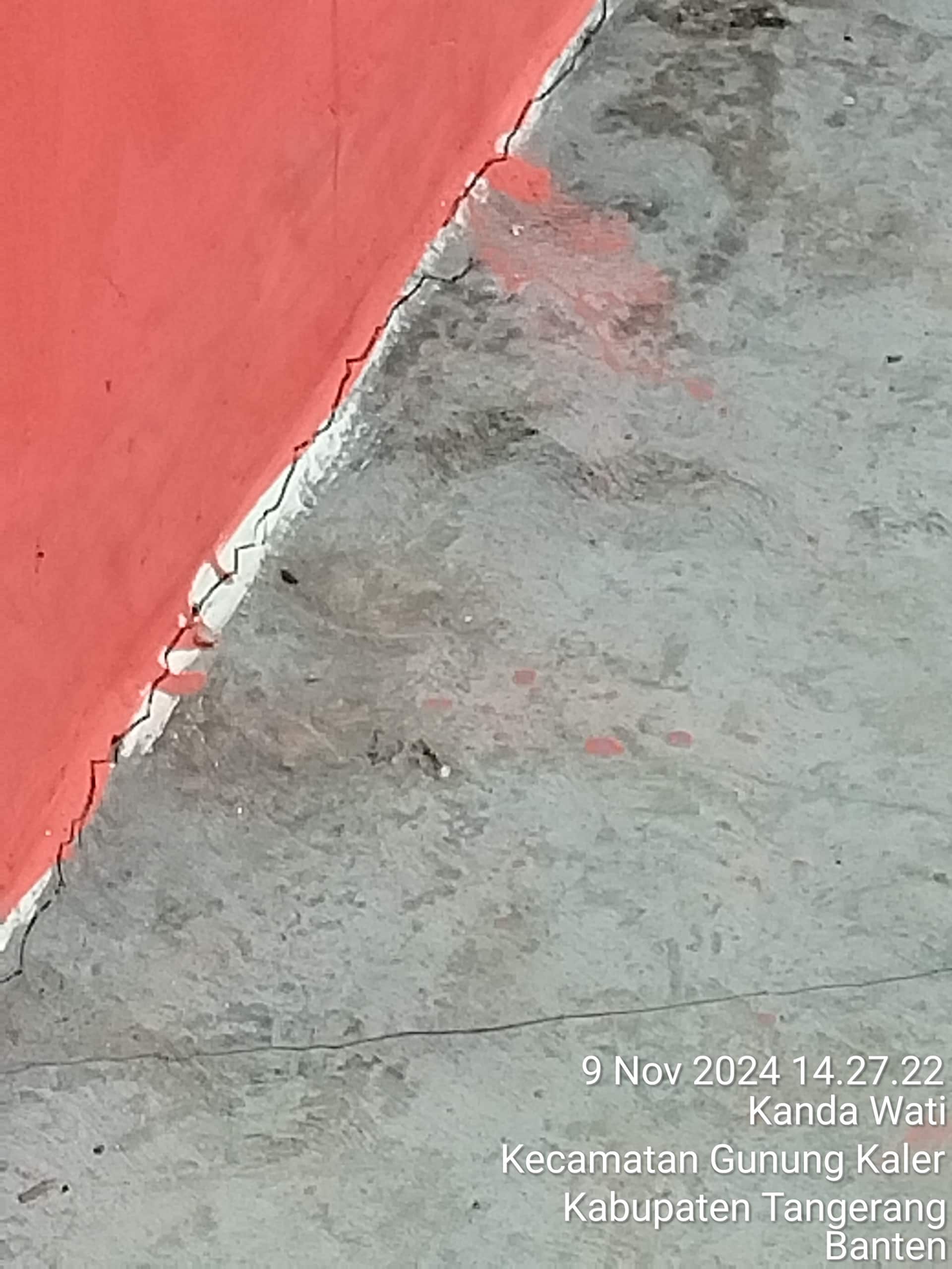 Pembangunan Gedung Laboratorium Komputer SDN Kandawati 2 Kec.Gunung Kaler Tangerang Mulai Retak-retak