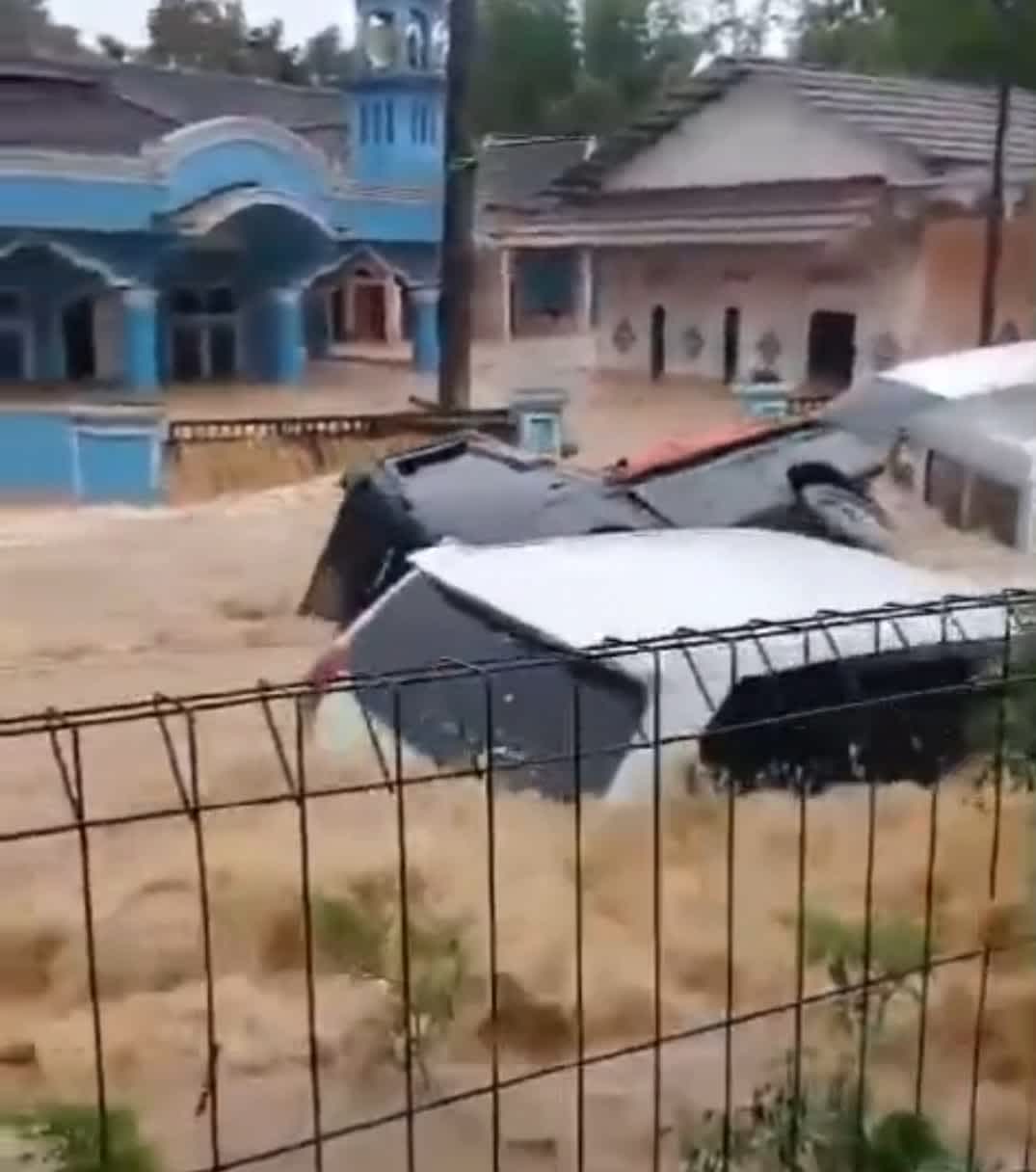 Bencana Banjir dan Longsor Melanda Kab.Sukabumi, Mobil Warga Terbawa Arus