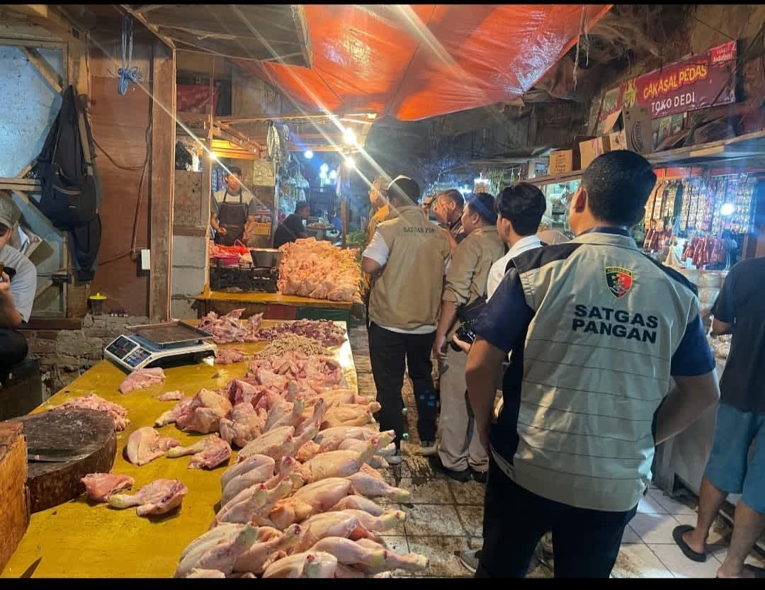 Tim Satgas Pangan Bareskrim Polri Cek Stok Kebutuhan Pokok di Gudang Bulog dan Pasar Induk Rau