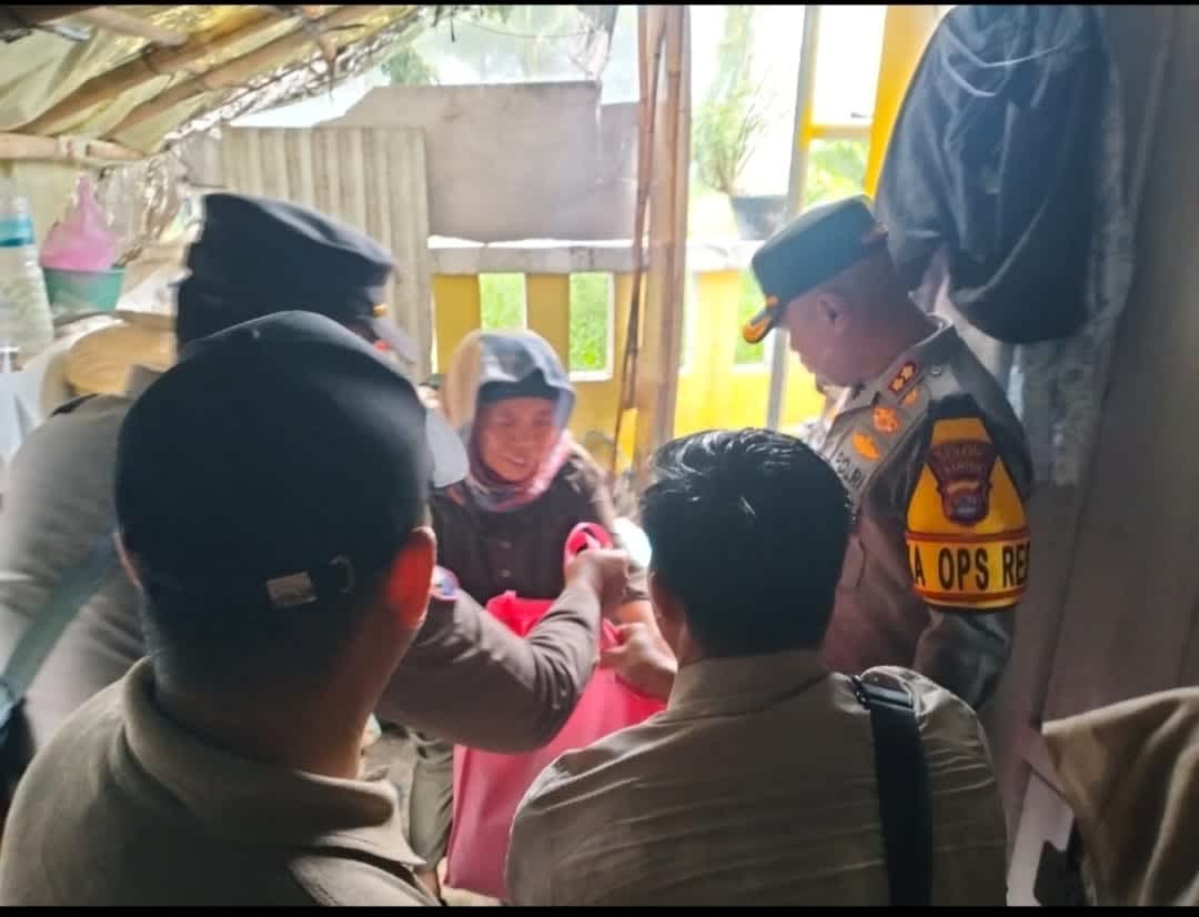Kapolres Serang Berikan Santunan Kepada Pemilik Rumah Yang Roboh di Desa Mandaya 