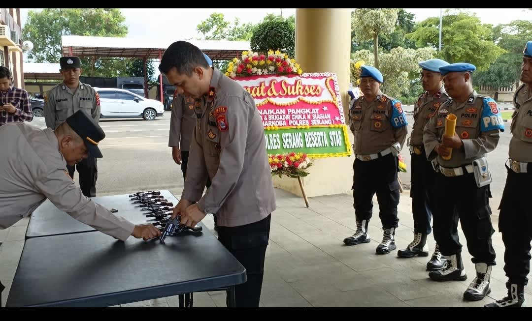 Wakapolres Serang Periksa Senpi Personel 