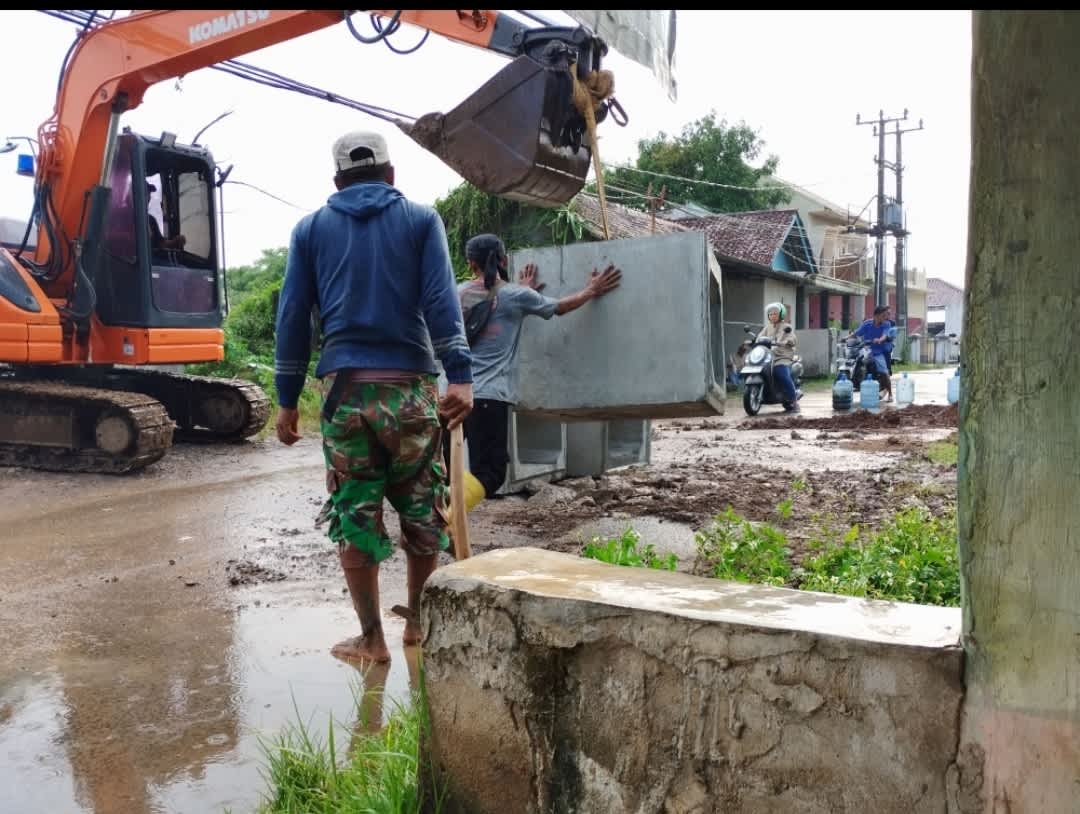 Pengendara Keluhkan Proyek Pembongkaran Badan Jalan Raya Tamiang-Kemuning Kec.Gunung Kaler 