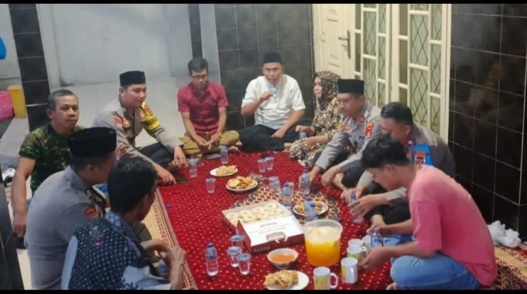 Giat Ramadhan Kapolsek Carenang Buka Puasa Bersama Warga Desa Gembor Kec.Binuang