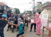 Kapolsek Carenang Bersama Ketua Bayangkari Bagikan Takjil Gratis 