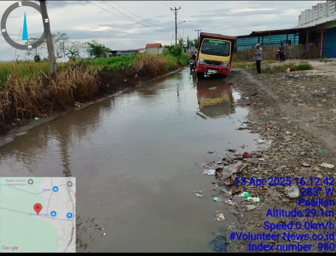 Jalan Raya Pasilian Terendam Banjir, Truk Colt Diesel Jadi Korban