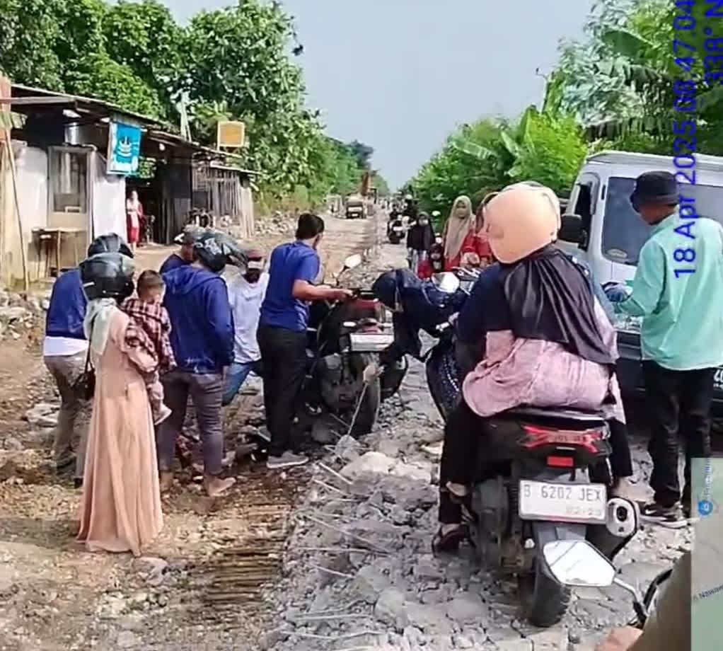 Pengendara Jadi Korban Kecelakaan di Proyek Rehabilitasi Jalan Jenggot - Kresek Kec.Gunung Kaler Tangerang