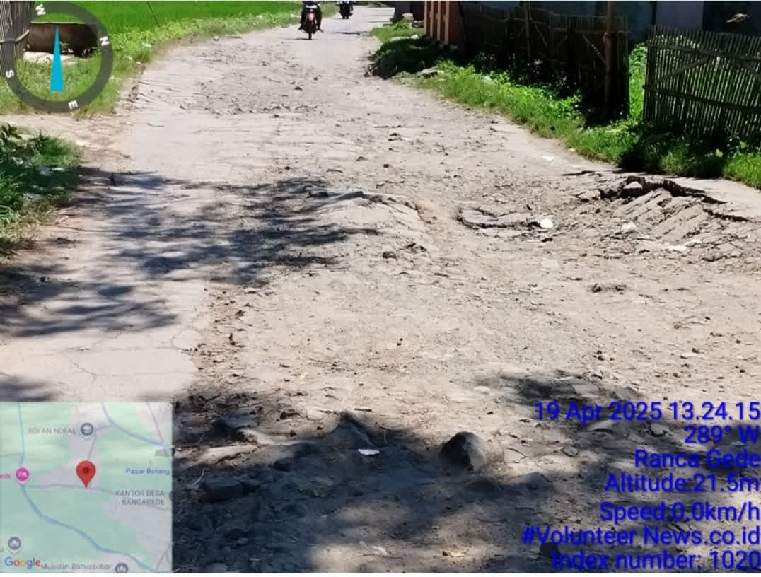Jalan Penghubung Bolang Rancagede - Cipaeh Kec.Gunung Kaler Tangerang Rusak Berat, Kades dan Warga Minta Segera Diperbaiki