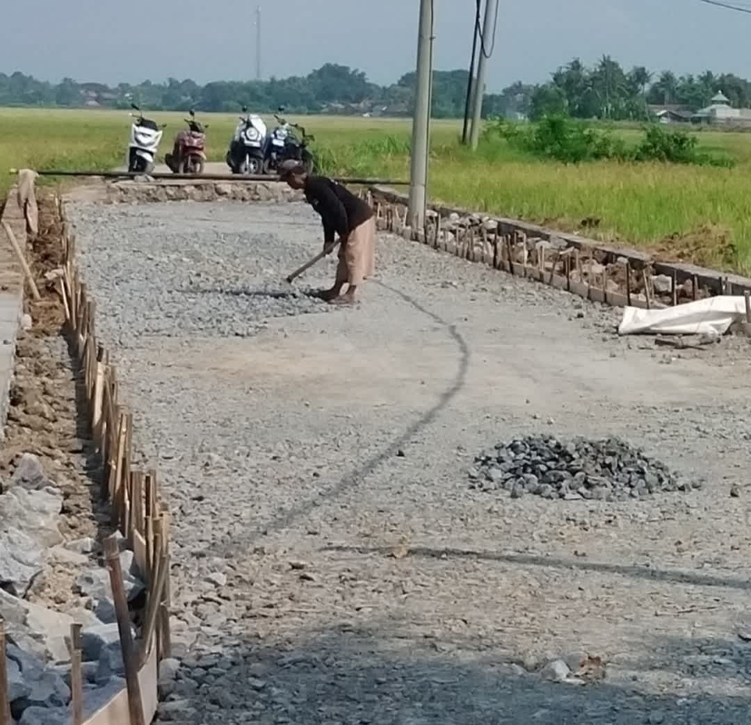 Proyek Pembangunan Jalan di Desa Kandawati Kec.Gunung Kaler Tangerang Diduga Minim Pemadatan