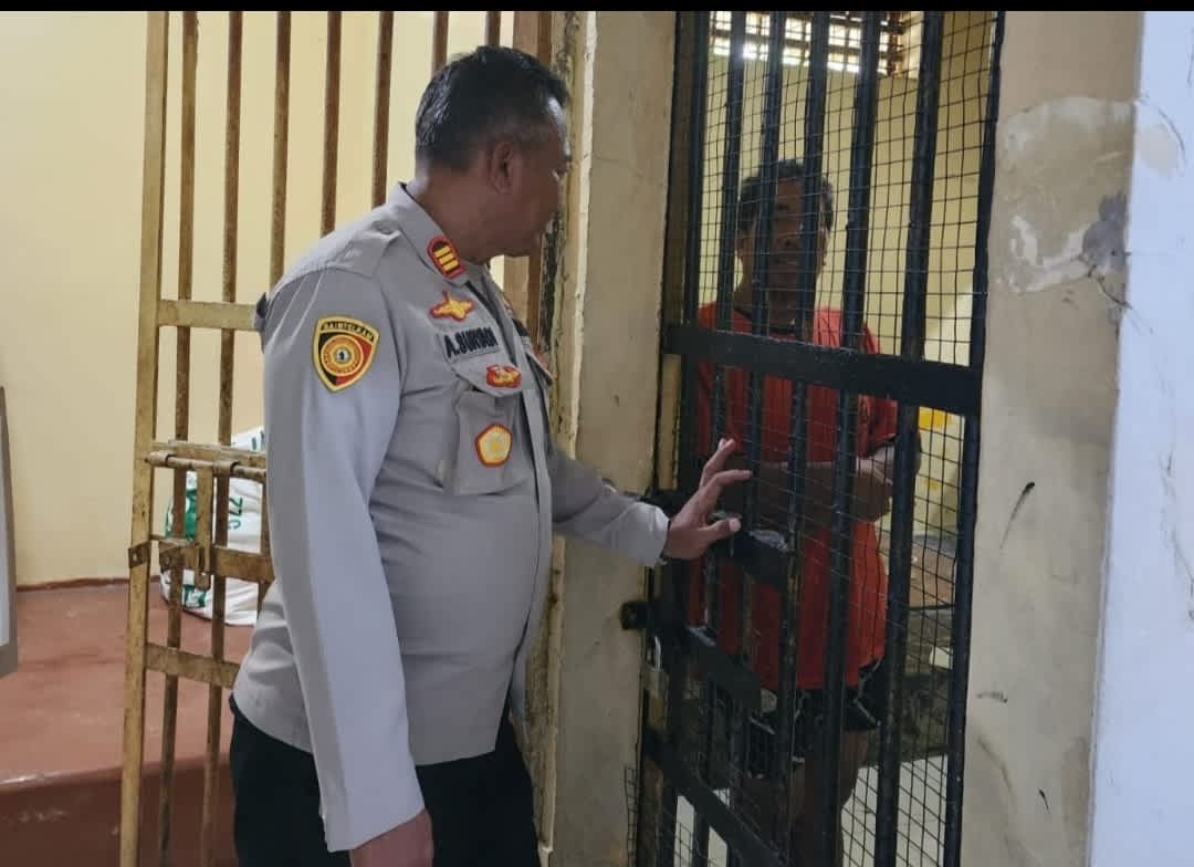 Kapolsek Kresek Polresta Tangerang Lakukan Pengecekan Rutin Tahanan untuk Jamin Keamanan