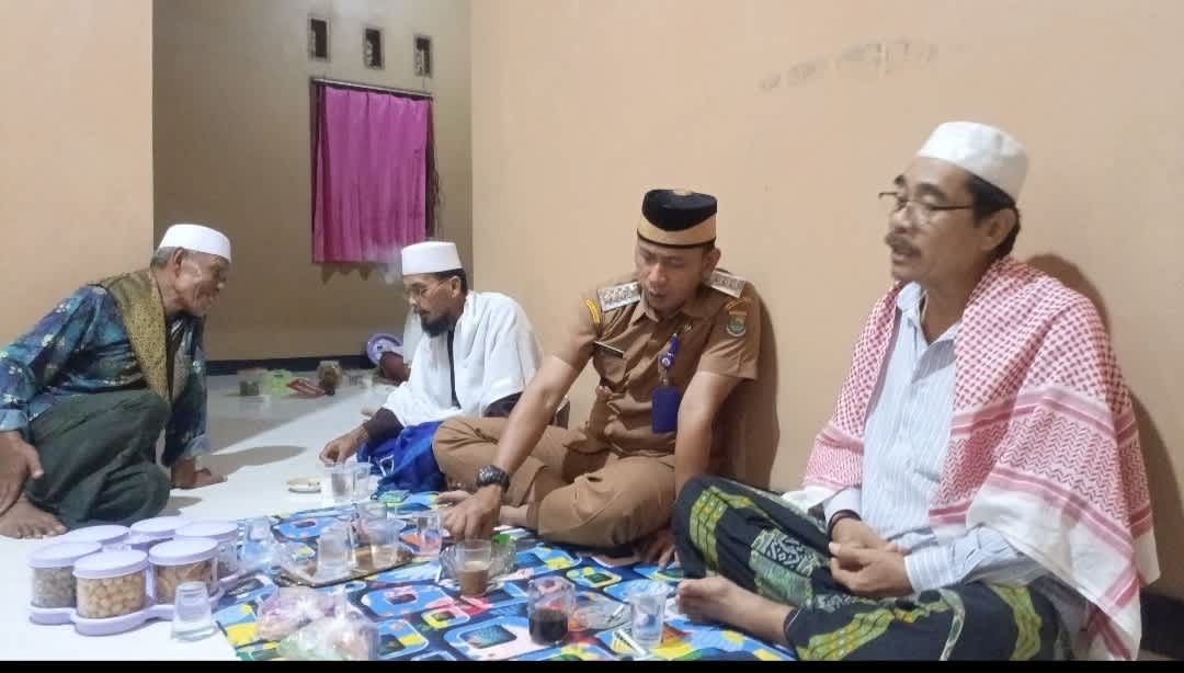 Camat Gunung Kaler Kab.Tangerang Bertakziah Sekaligus Tahlil dan Doa untuk Almarhum Mantan Kades Sidoko