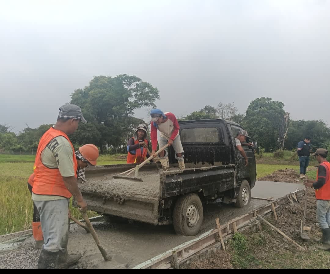 Tanpa uji Slump , CV. Putra Bungsu Mandiri Kerjakan Proyek Betonisasi di Desa Cibetok Kec.Gunung Kaler 