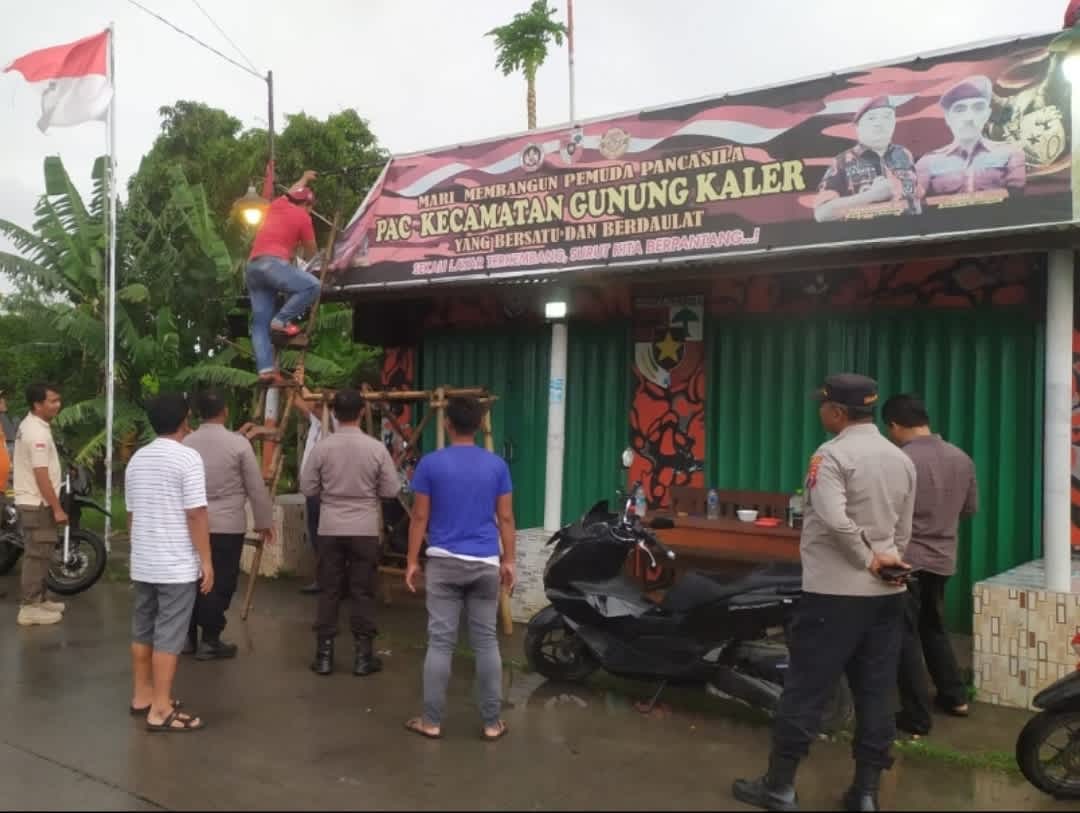 Operasi Premanisme TNI, Polri dan Satpol PP Tertibkan Atribut Ormas PP PAC Kec.Gunung Kaler