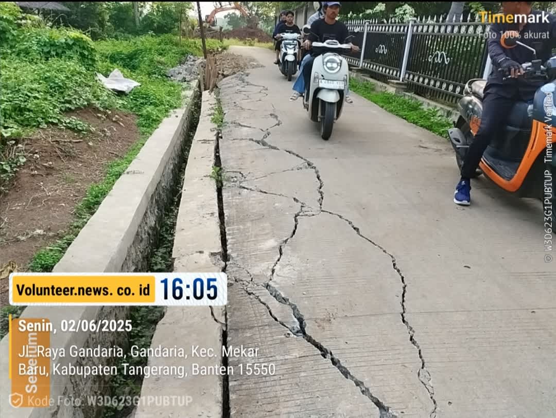 Kondisi Jalan di Desa Gandaria Kec.Mekarbaru Tangerang Ambrol Diduga Akibat Excavator Melintas
