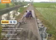 Proyek Pemasangan Paving Blok di Desa Kosambi Dalam Kec.Mekarbaru sedang Dikerjakan