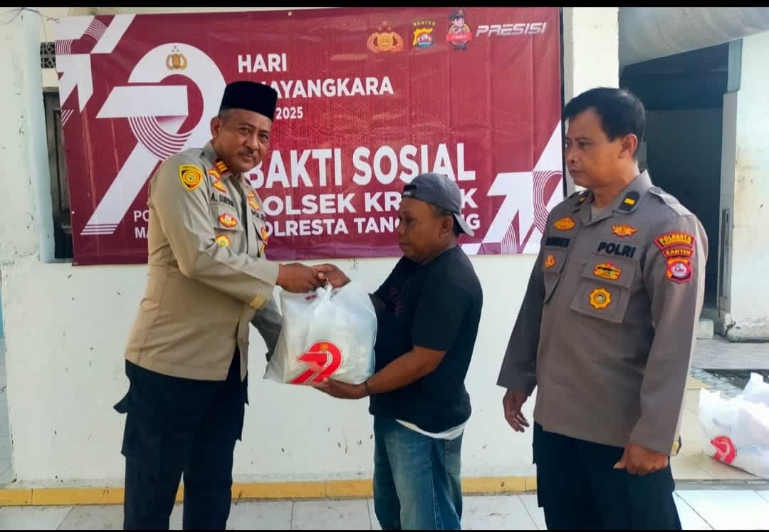 HUT Bhayangkara Ke-79 Kapolsek Kresek Pimpin Langsung Giat Bhakti Sosial