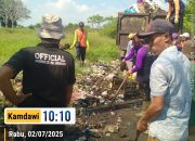 Wujudkan Lingkung Bersih dan Nyaman, Pemdes Blukbuk Kec.Kronjo bersama Warga Bersihkan Sampah