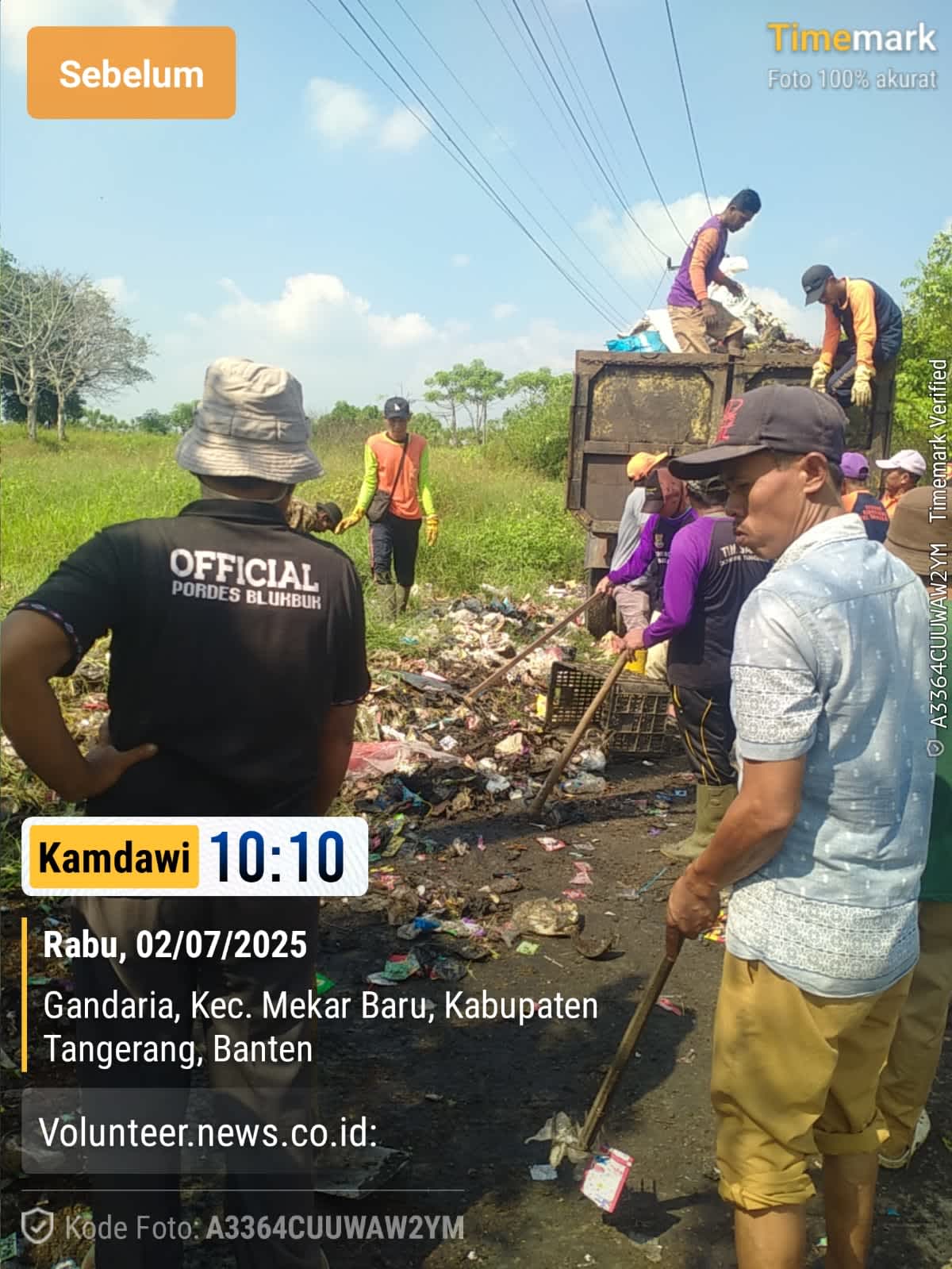 Wujudkan Lingkung Bersih dan Nyaman, Pemdes Blukbuk Kec.Kronjo bersama Warga Bersihkan Sampah