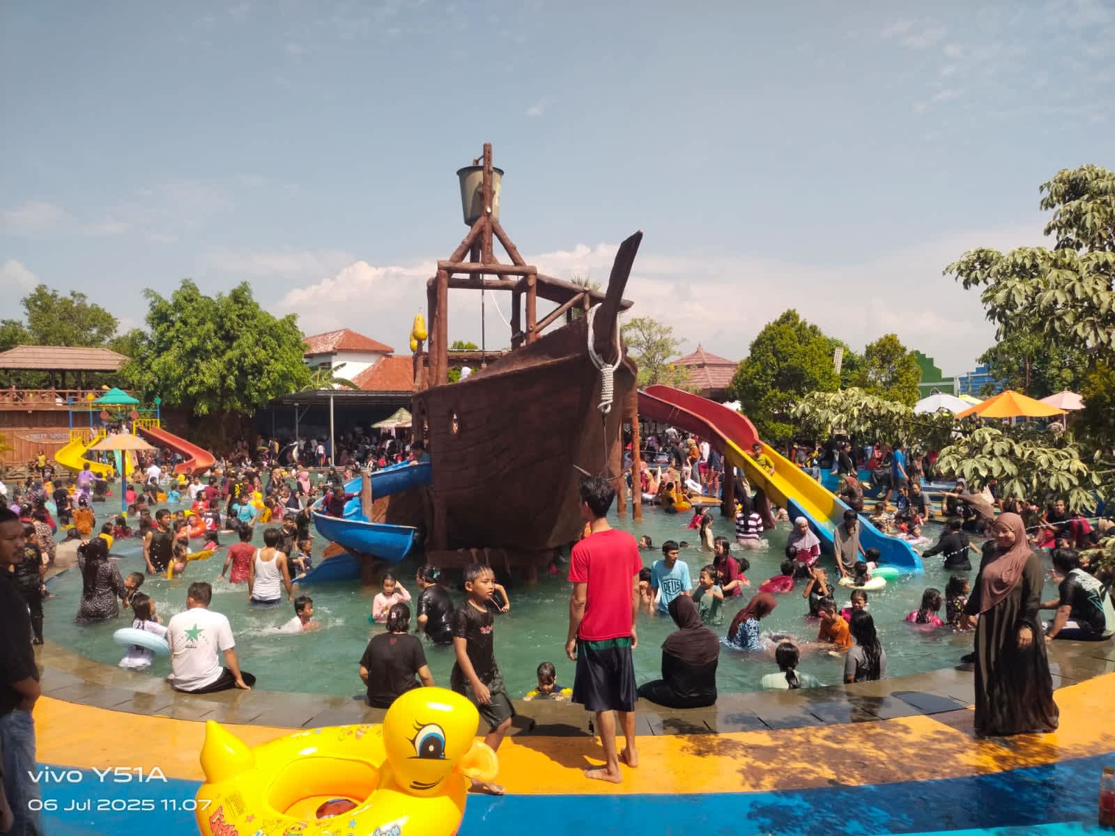 Libur Panjang Sekolah Pengunjung Padati Tempat Wisata Binuang Waterpark