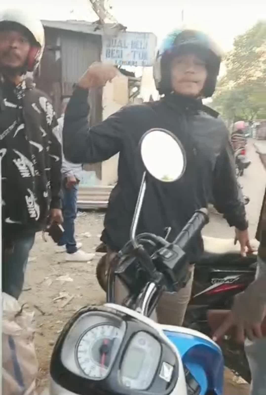 Viral! Debt Collector Hadang Ibu dan Anak di Pasar Kemis, Warga Desak APH Bertindak Tegas