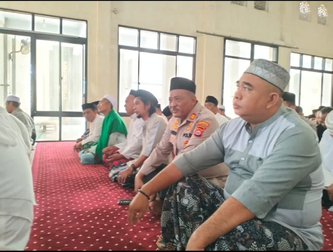Kapolsek Kresek Sholat Jum'at Keliling di Desa Kresek sekaligus berikan pesan Kamtibmas 