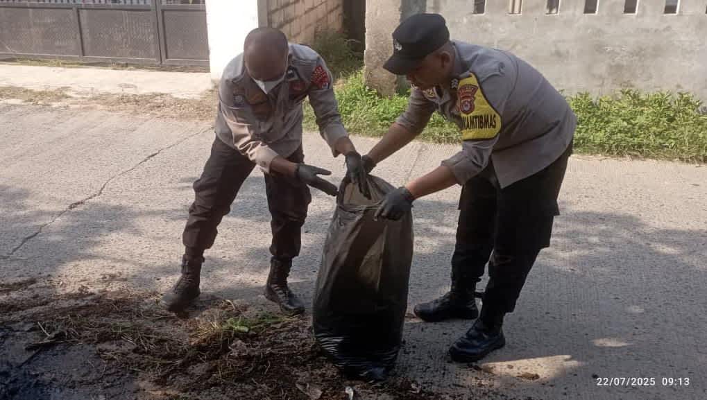 Peduli Lingkungan, Personel Polsek Carenang Ikut "Grebek Sampah" di Binuang