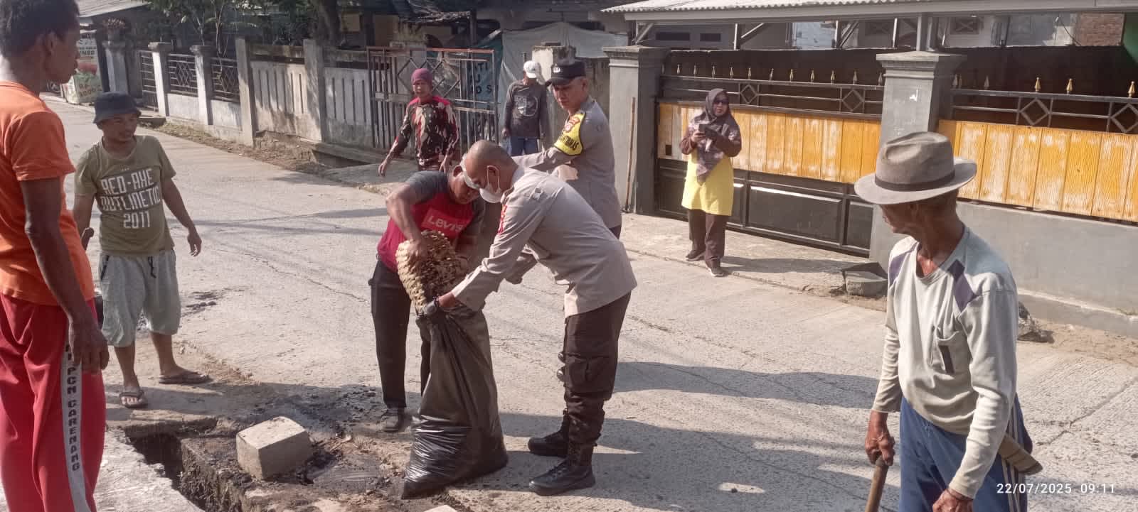 Peduli Lingkungan, Personel Polsek Carenang Ikut "Grebek Sampah" di Binuang
