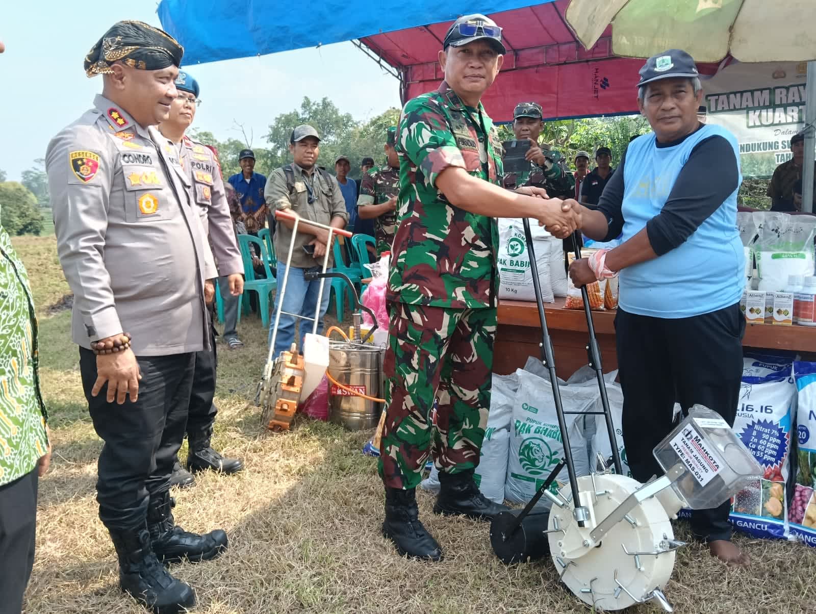 Kapolres Serang Salurkan Bantuan Pertanian dan Tanam Jagung di Lahan 5,5 Hektare