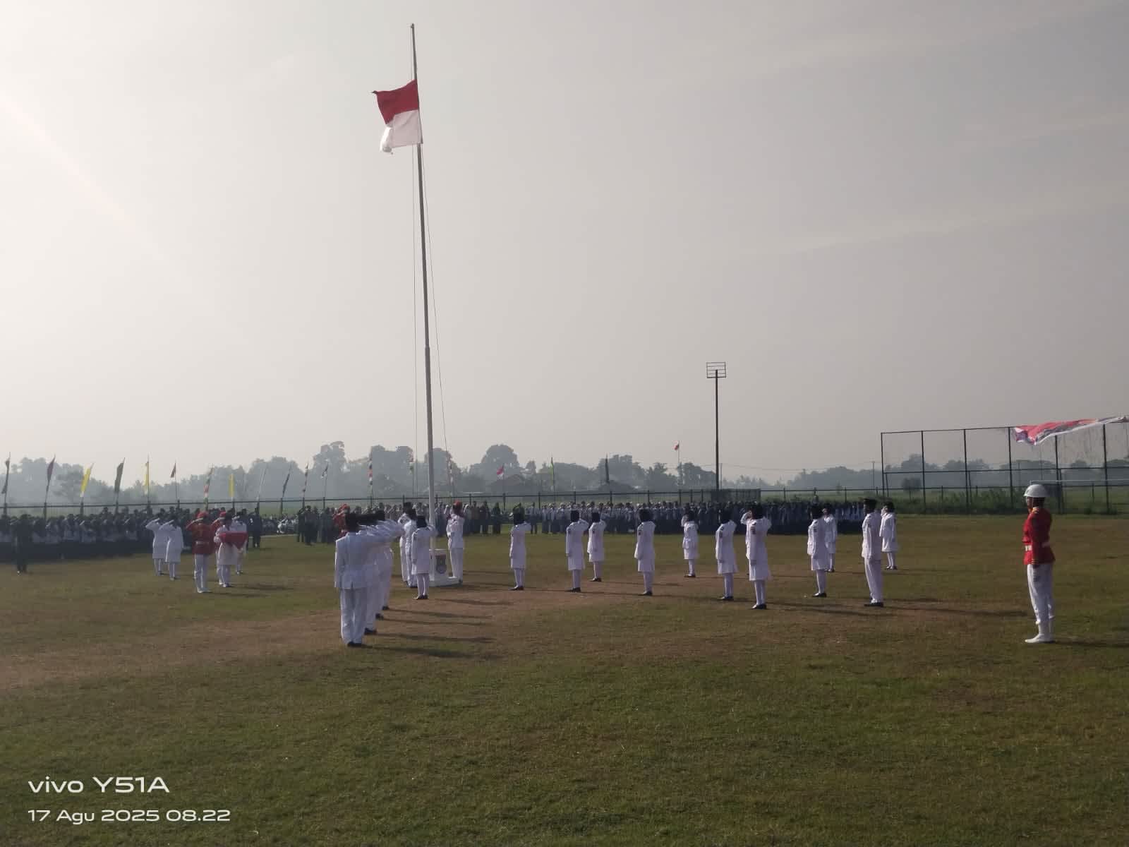 Semangat Kebersamaan Warnai Upacara HUT ke-80 RI di Stadion Mini Kecamatan Gunung Kaler