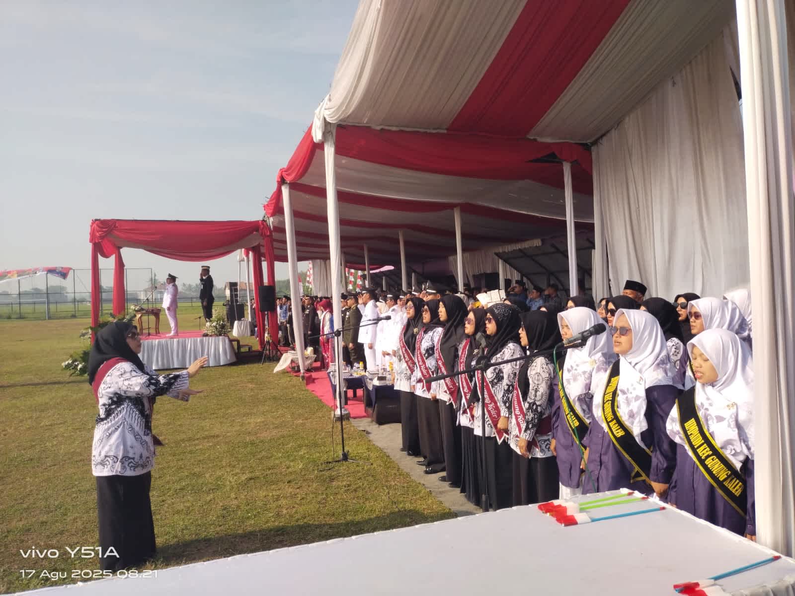 Semangat Kebersamaan Warnai Upacara HUT ke-80 RI di Stadion Mini Kecamatan Gunung Kaler