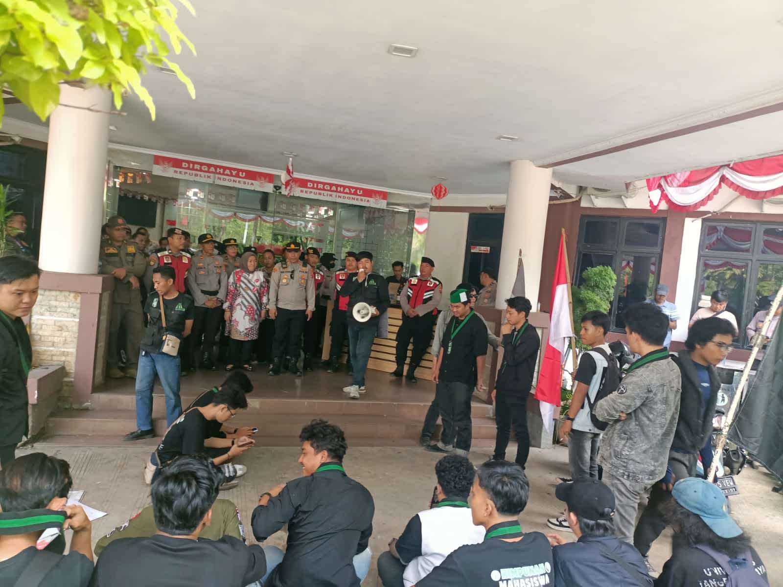 Pengamanan Humanis Polresta Tangerang: Aksi HMI Berjalan Damai di Kantor Inspektorat
