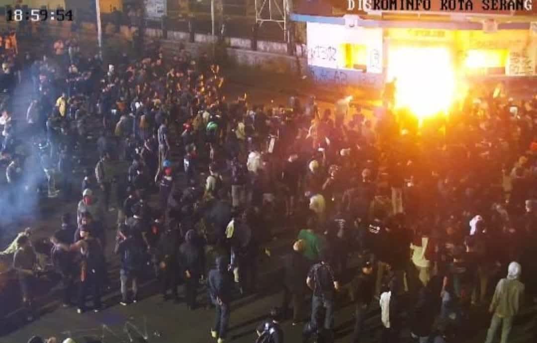 Aksi Memanas di Ciceri: Pos Polisi Dirusak, Ban Dibakar, Massa Teriaki Aparat