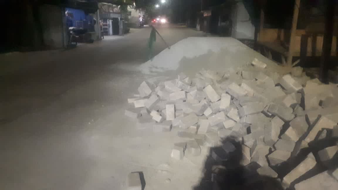 Proyek Peningkatan Pemukiman Prov.Banten di Kec. Tirtayasa Tuai Keluhan Warga : Material Menumpuk di Jalan, Keselamatan Terancam