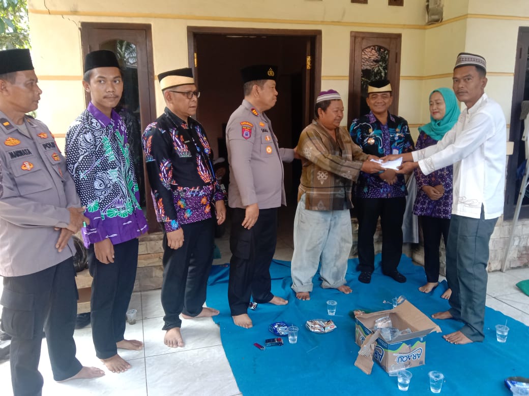 Tragedi Galian C Kandawati Kec.Gunung Kaler :;Kapolsek Kresek dan Unsur Pemerintah Datangi Rumah Duka Hendi Subekti