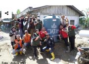 EMT Jatim 3 Salurkan Tujuh Toren Air Bersih untuk Warga Terdampak Banjir di Pidie Jaya