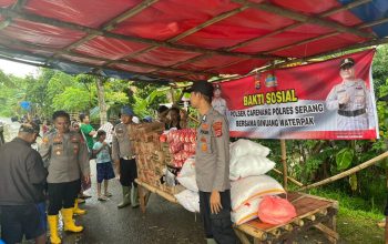 Polsek Carenang Salurkan Bantuan Sembako bagi Korban Banjir Luapan Sungai Cidurian