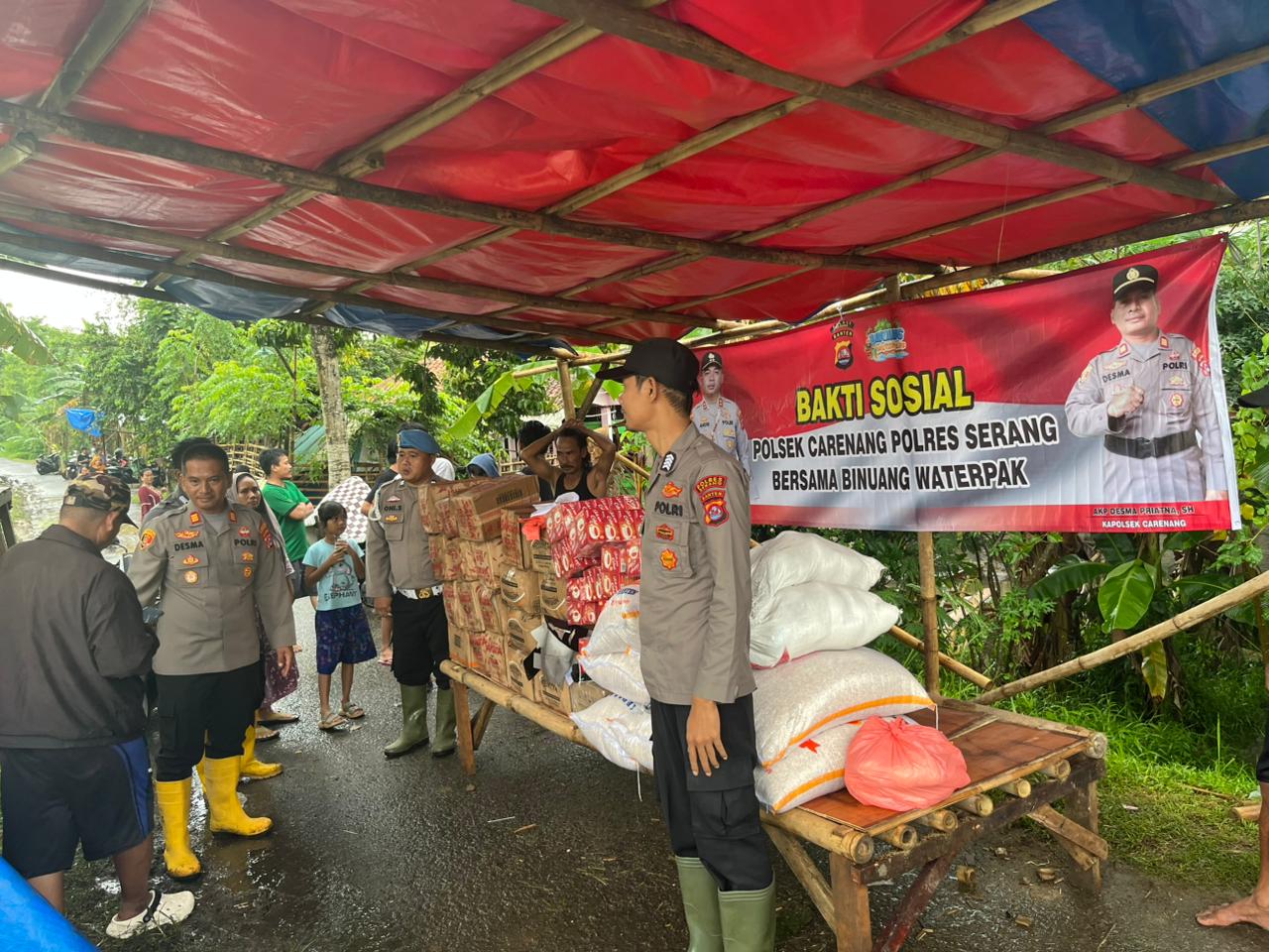 Polsek Carenang Salurkan Bantuan Sembako bagi Korban Banjir Luapan Sungai Cidurian