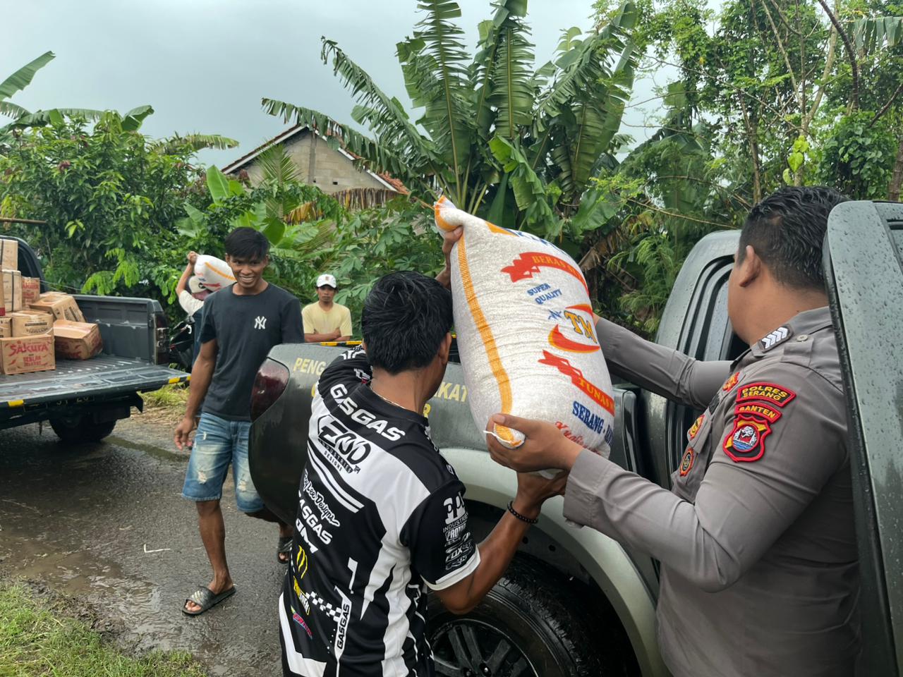 Polsek Carenang Salurkan Bantuan Sembako bagi Korban Banjir Luapan Sungai Cidurian