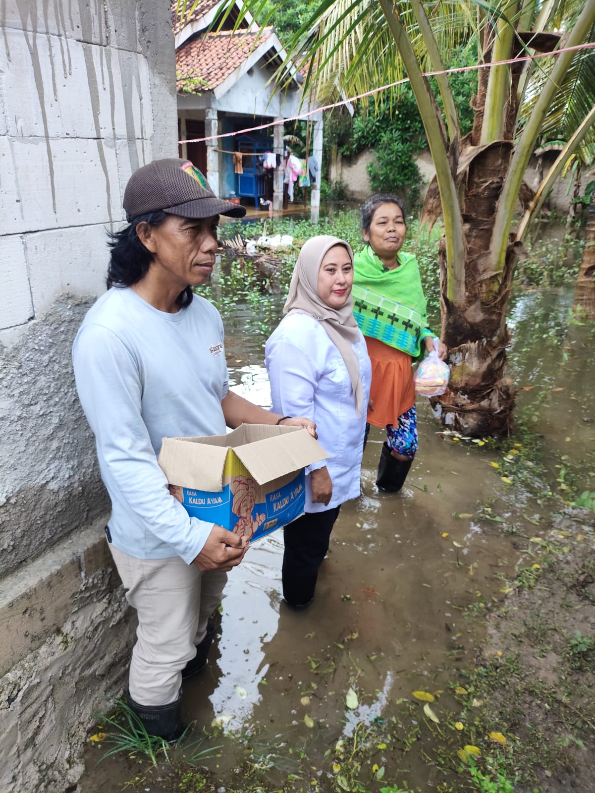 Kepala Desa Tanara Pimpin Aksi Cepat Tanggap Banjir di Kemuludan dan Sukamaju