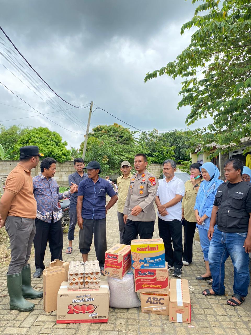 Polsek Carenang Salurkan Bantuan Sembako untuk Warga Terdampak Banjir di Perum Grand Mekarsari