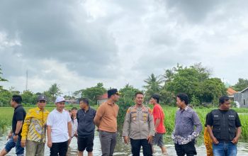 Polsek Carenang Salurkan Bantuan Sembako untuk Warga Terdampak Banjir di Perum Grand Mekarsari