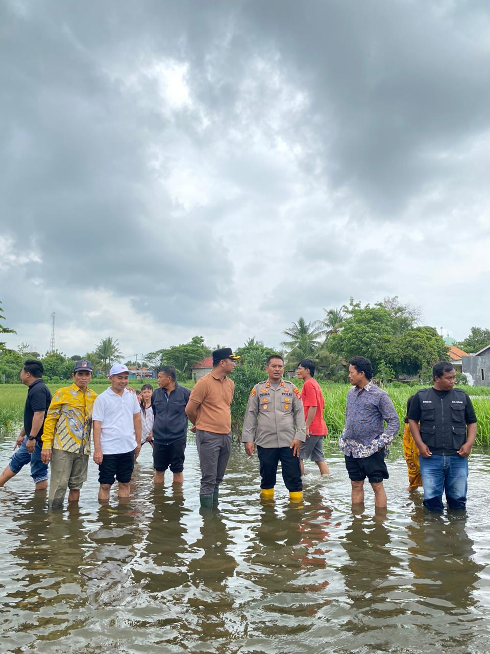 Polsek Carenang Salurkan Bantuan Sembako untuk Warga Terdampak Banjir di Perum Grand Mekarsari