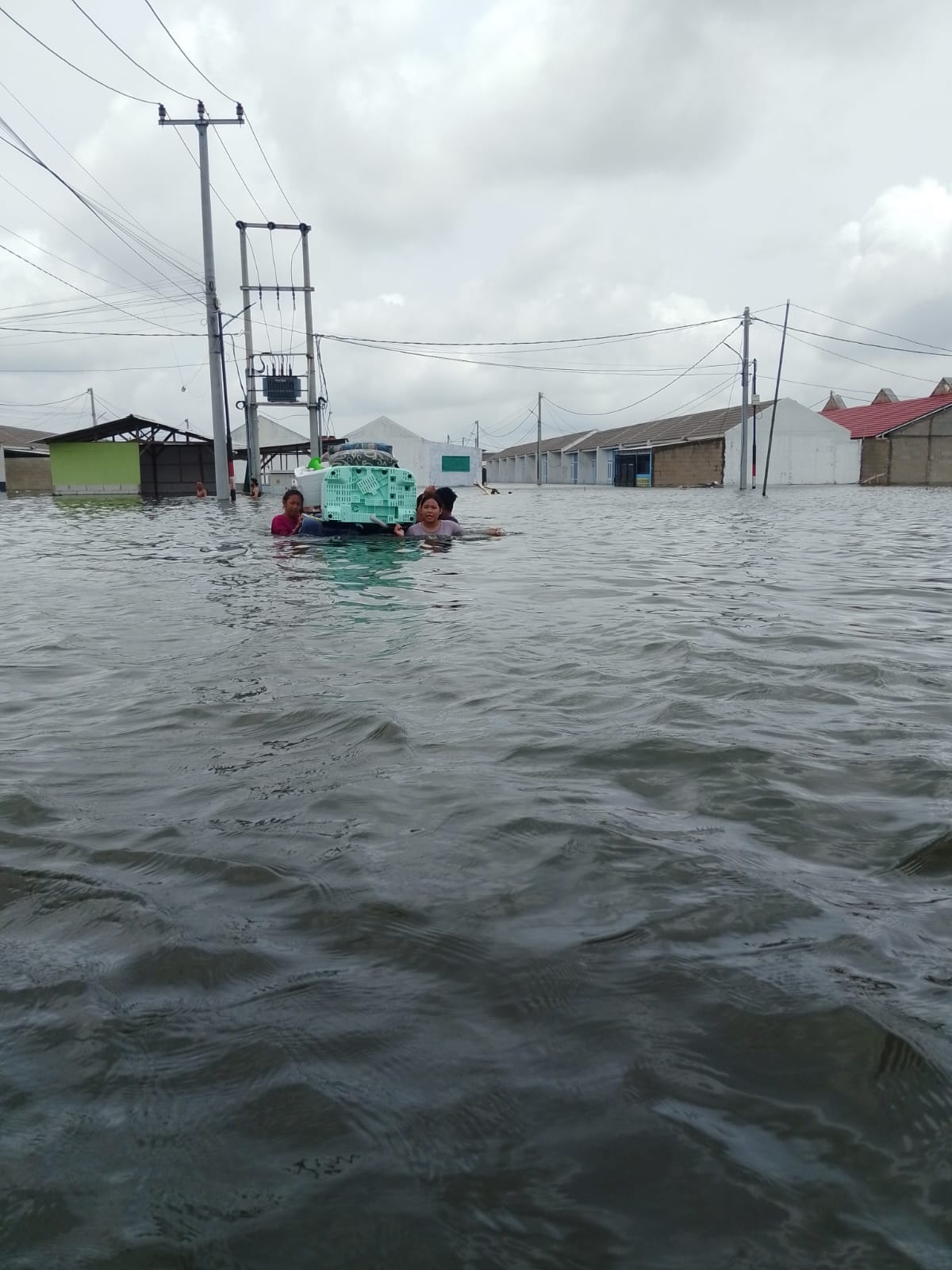 Perumahan Green Harmony Warakas Kec.Binuang Terendam Banjir, Warga Terpaksa Mengungsi