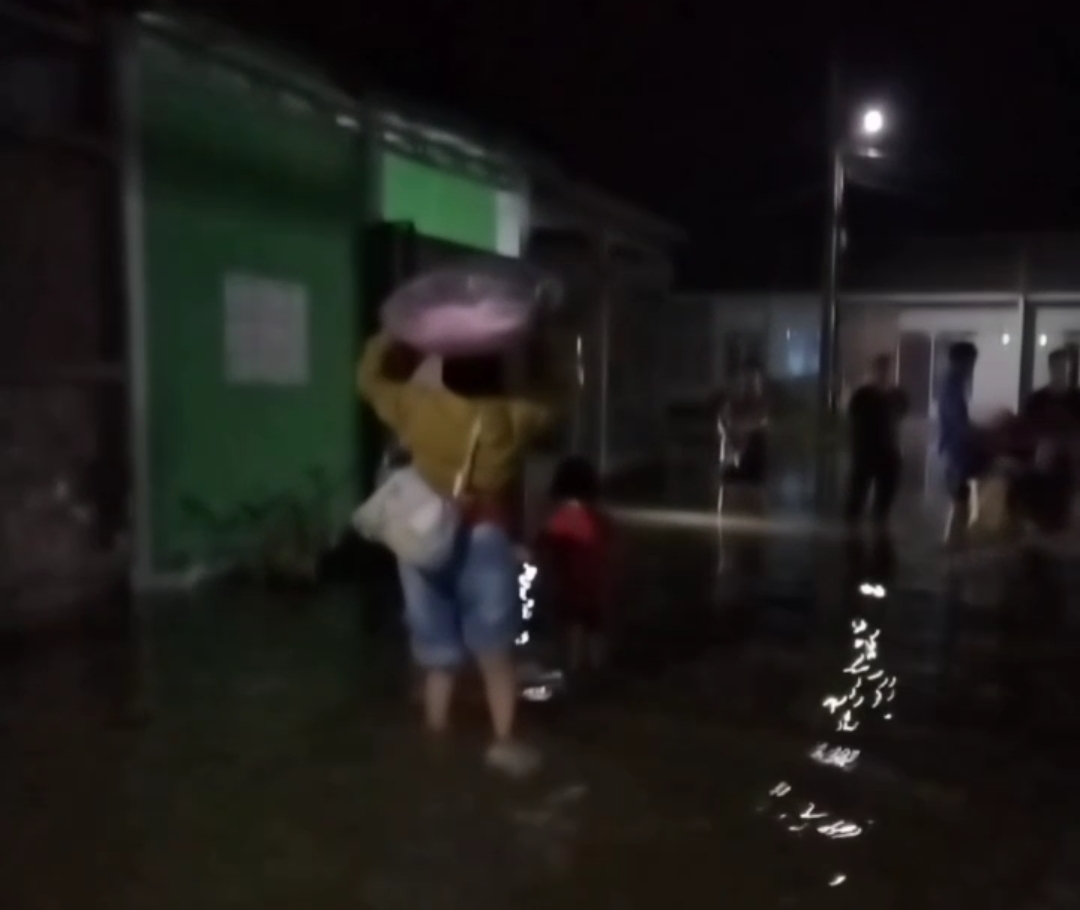 Perumahan Green Harmony Warakas Kec.Binuang Terendam Banjir, Warga Terpaksa Mengungsi