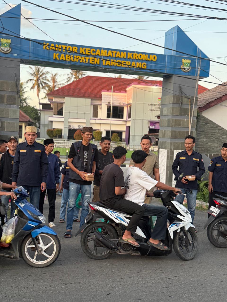 Karang Taruna Kec.Kronjo, Tangerang Tebar Kepedulian di Ramadan, Santuni Yatim dan Bagikan Takjil untuk Pengendara