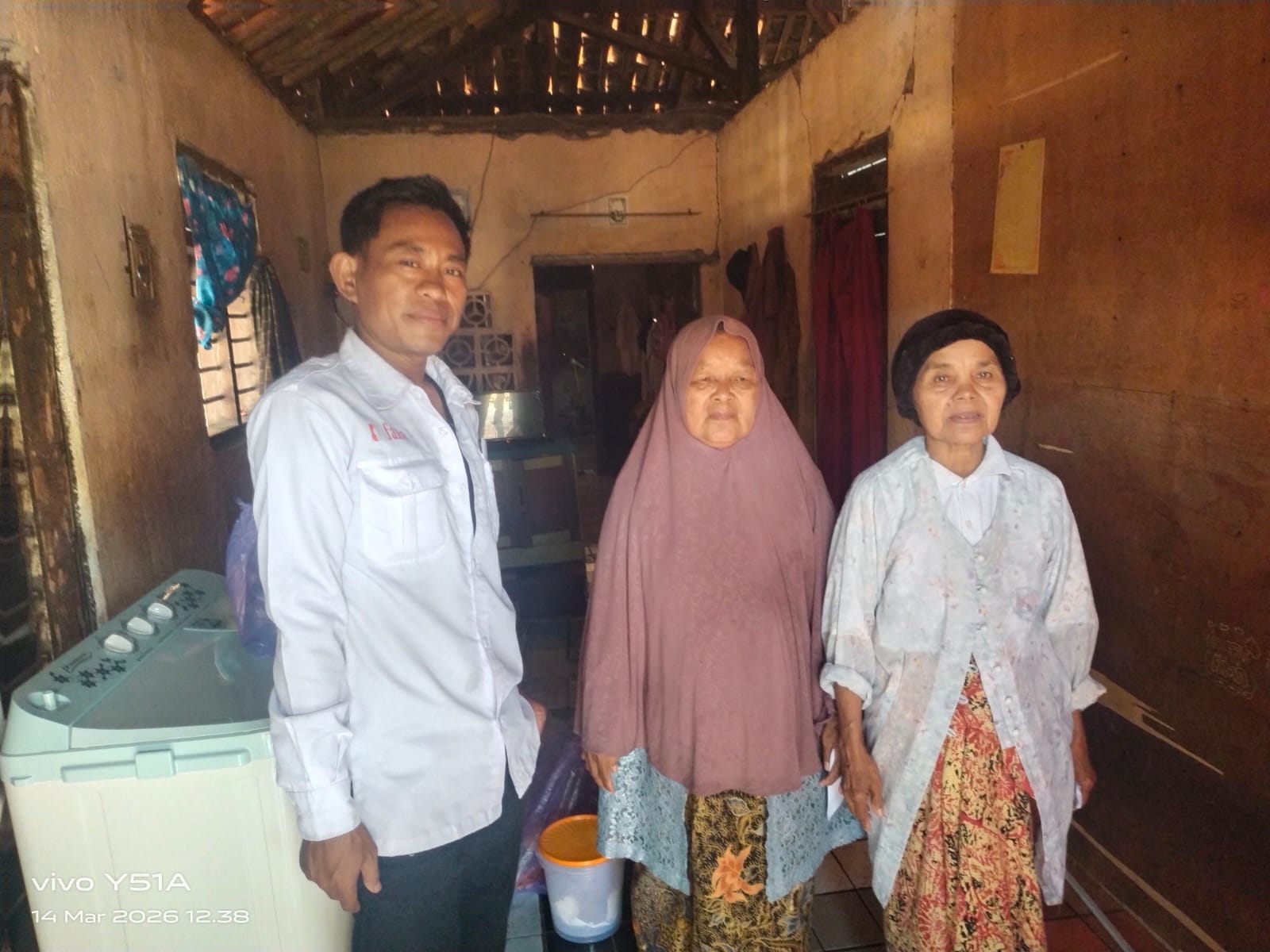 Ketua PWGK-Kresek Door to Door Bagikan Bingkisan Lebaran untuk Lansia di Desa Sidoko