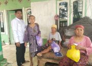 Ketua PWGK-Kresek Door to Door Bagikan Bingkisan Lebaran untuk Lansia di Desa Sidoko